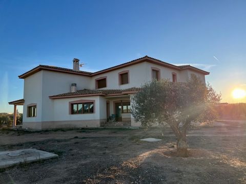 Gran chalet de dos plantas ubicado en una parcela de 37240 m2 En las afueras de la ciudad de Almansa La parcela alrededor de la casa 14000m2 está completamente vallada al lado está el resto del terreno que es todo plano y de fácil cultivo Se accede a...