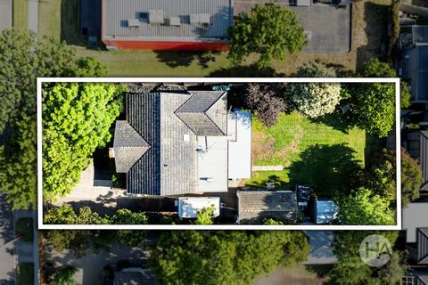 Una de las primeras casas de Tyabb y la residencia original de un vasto huerto de manzanas que una vez adornó este vecindario, esta encantadora casa de alrededor de 1947 se ha actualizado y ampliado a lo largo de los años para brindar la comodidad mo...