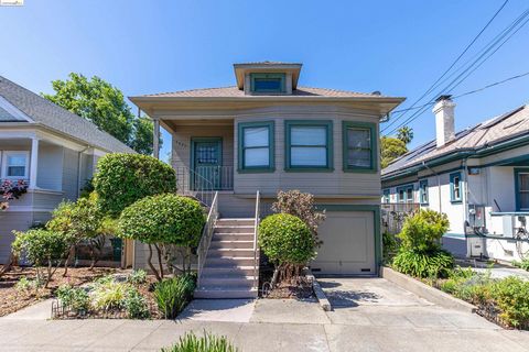 Duplex Property in Fruitvale Neighborhood. Dream of having your own home and rental income too? This property needs TLC but has great bones and a nice layout. There is also an additional bonus space on the lower level.. cut stairs and expand your squ...