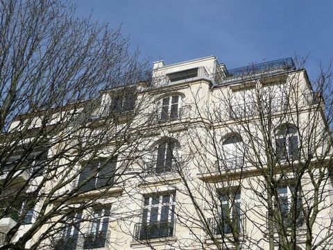 Boulevard Maurice BARRES, Blick auf den Wald, nach Süden ausgerichtet, im 6. Stock eines schönen alten Gebäudes, herrliche 7 Zimmer von 265m² mit großen Volumen. Eine sehr große Rezeption mit Zugang zu einer Terrasse auf einer Ebene und einem großen ...