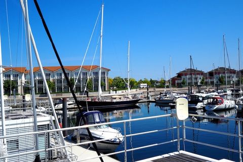 Disfrute de sus vacaciones en una casa flotante con toda la familia o relájese con buenos amigos, lejos del estrés y la vida cotidiana. Esta acogedora casa flotante (no se requiere licencia) es una casa de vacaciones flotante y tiene su amarre fijo y...