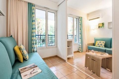 Pour vos prochaines vacances, pensez à séjourner dans cet appartement tout confort à Menton, à seulement 200 mètres de la plage, du casino et des commerces. L'appartement est parfait pour les familles, offrant un séjour avec un canapé lit et un lit g...