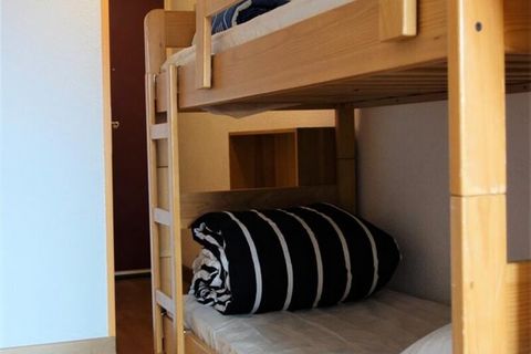 Questo appartamento di 24 m² offre sistemazioni accoglienti per un massimo di cinque persone, dotate di una zona notte con letto matrimoniale, un ingresso abitabile con due letti a castello e un soggiorno con divano letto e TV per un maggiore comfort...