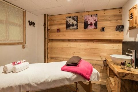 Dieses geräumige Chalet ist ideal für Familien oder Gruppen und bietet bequem Platz für bis zu 8 Gäste. Der Wohnbereich verfügt über ein Doppelschlafsofa, während das Schlafzimmer über 2 Etagenbetten verfügt. Einige Apartments sind im Maisonette-Stil...