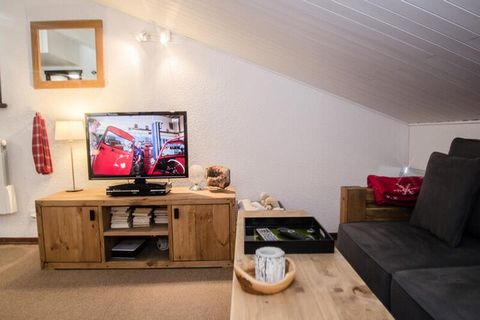 CHAMONIX – Die Praz-Ebene Schöne Hangwohnung von 41 m² (davon 33 m² nach Carrez-Gesetz) für 4 Personen im 4. Stock mit Aufzug der Residenz „Champraz“ in Praz de Chamonix. ANORDNUNG - Wohnzimmer mit TV, DVD-Player und einem BZ-Schlafsofa für zwei Pers...