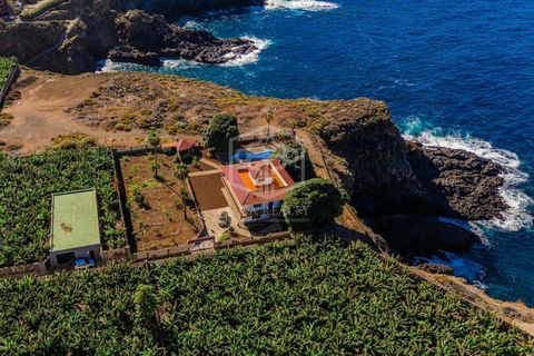 Eine außergewöhnliche Immobilie mit Blick auf den Ozean im Nordwesten Teneriffas, gelegen auf Klippen mit atemberaubendem Blick auf den majestätischen Teide, umgeben von Bananenplantagen und Golfplätzen. Lusa Realty präsentiert eine einzigartige Gele...