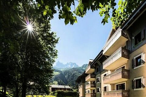 Located in the heart of Chamonix, this 3-room apartment accommodates up to 6 guests. It includes 2 cozy bedrooms, 2 modern bathrooms, and a spacious living area. Guests will enjoy the comfort of included bed linen, towels, and bathrobes. The apartmen...