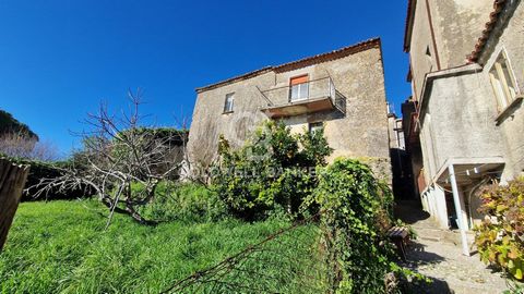 Im Herzen des Cilento, im charmanten historischen Dorf Monte Cicerale, bieten wir ein unabhängiges Anwesen mit Panoramablick auf den Alento-Staudamm zum Verkauf an. Das Grundstück von ca. 150 m2 ist in zwei Wohnungen, beide mit unabhängigen Eingängen...