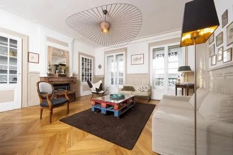 DOLY est fier de vous présenter en EXCLUSIVITÉ ce magnifique appartement familial situé au premier étage (avec ascenseur) d’un bel immeuble XIXème au cœur du quartier Saint Georges. Il se compose de 4 pièces comprenant une cuisine indépendante, un sé...