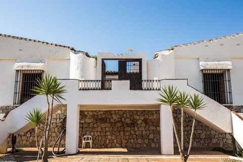 Located in Málaga. Entering this house you will warm to its charm instantly. Even if it is newly built it keeps to the past and respects the traditions that give it a refined country feel. The entrance boasts a natural pebble pavement that harks back...