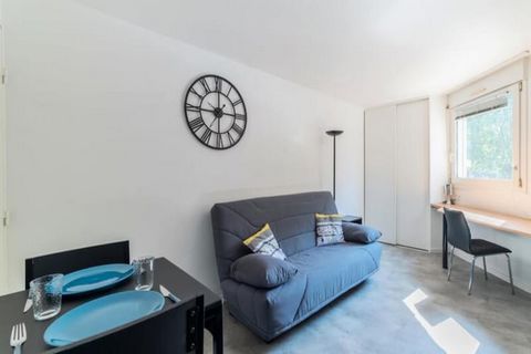 Deze lichte en goed ingerichte studio, gelegen in het 3e arrondissement van Lyon, is perfect voor een verblijf van maximaal twee personen. Het appartement van 21 m² bevindt zich op de eerste verdieping van een gebouw met lift, waardoor u gemakkelijk ...