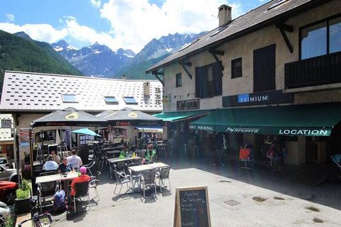 De residentie Les Crêtes bevindt zich op het dorp Monêtier les Bains. Een 900 meter van de remontées mécaniques du Pré Chabert die toegang biedt tot de pistes van het skidomein van de Serre Chevalier Vallée en op 350 meter van het dorpscentrum en de ...