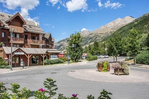 This cozy apartment in Serre-Chevalier 1400 offers comfortable accommodation for up to 4 guests. It features a living room with 2 sofa beds (sleeps 3) and a separate cabin area with a single bed. The apartment is pet-friendly (with a fee) and include...