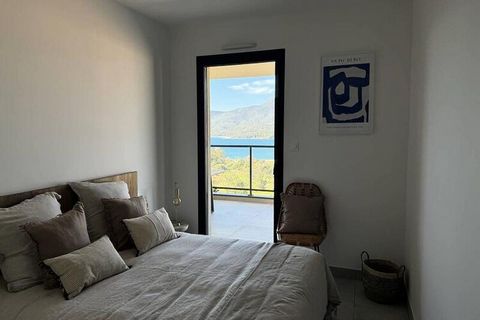 Questo spazioso appartamento, situato in posizione ideale, offre una cucina aperta sul soggiorno con vista mozzafiato sul campo da golf, una camera principale con letto matrimoniale (160 cm), vista mare e accesso alla terrazza, una seconda camera con...