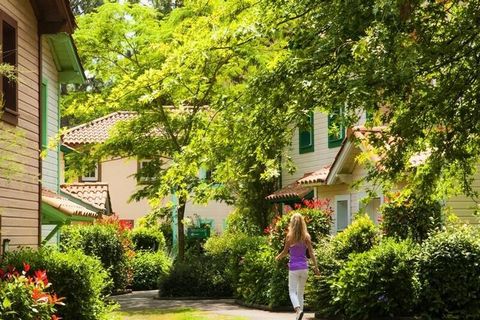 2 km des plages, découvrez nos maisons de vacances de particuliers implantées au sein de La Résidence Lacanau Les Pins. Entouré par deux golfs, le Village Lacanau vous proponuje des maisons d'exception au cœur d'une pinède de 4,6 ha. Ces maisons de v...