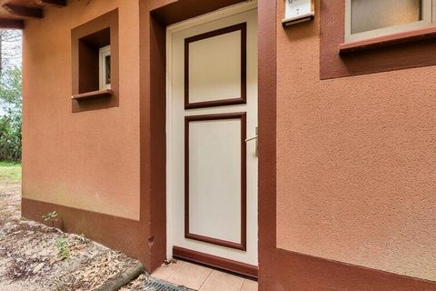 Dieses geräumige Ferienhaus liegt in einem malerischen 5 Hektar großen Pinienwald und eignet sich perfekt für einen Familienurlaub. Mit einer Kapazität für bis zu 8 Personen bietet es zwei komfortable Schlafzimmer, einen Kabinenbereich mit Etagenbett...