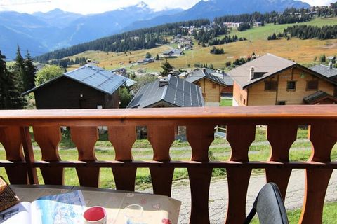 Dieses gemütliche Studio-Apartment befindet sich im ersten Stock einer Residenz auf den Höhen des Resorts und bietet einen atemberaubenden Blick nach Süden auf den Mont Bisanne und das Beaufortain-Massiv. Gäste können die Légette-Piste bequem zu Fuß ...