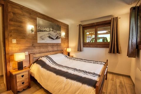 Ce chalet rיnovי offre un sיjour douillet pour jusqu'א huit personnes avec quatre chambres dont deux avec un lit en 160 cm et deux avec un lit en 90 cm. Il accepte les animaux domestiques moyennant des frais supplיmentaires et dispose de deux salles ...