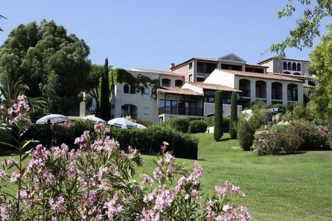 Vous entendez ? Pas un bruit de voiture, juste le chant des cigales. Autour de vous, un grand parc paysagé de 8 hectares. Et si le bonheur se trouvait dans la baie de Saint-Tropez ? Nichée entre le massif des Maures et la Méditerranée, la Résidence P...