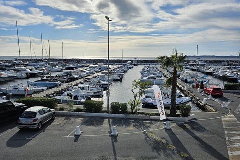 Les Issambres, Côte d'Azur mit Blick auf St. Tropez. Schönes T2 in Rivage des Issambres mit Blick auf den Hafen, 35 m² groß, sehr gut ausgestattet und bietet Platz für 2 Personen. Eigentumswohnungsschwimmbad. Einzelzimmer mit 140 Betten (Wäschemiete ...