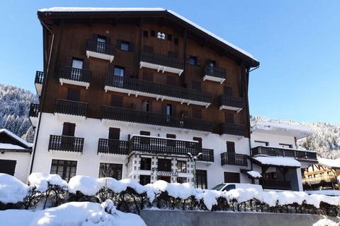 Dit luxe 4-sterren duplex-appartement, gelegen in het hart van Morzine, is een onlangs gerenoveerd juweeltje met 110 m² moderne woonruimte, ideaal voor maximaal 8 gasten. Het appartement ligt op slechts 200 meter van de pistes en maakt deel uit van d...