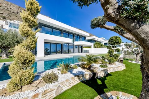 Deze prachtige luxe villa is gelegen in de urbanisatie Montroyal van Benidorm, in de wijk Poniente. Het huis is verdeeld over 4 verdiepingen op een volledig omheind perceel van 998m2  en automatische poorten, met een garage voor 4 voertuigen van 160m...