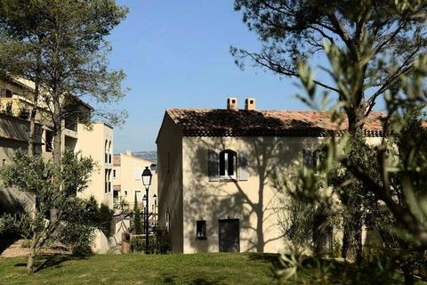 De Résidence Les Coteaux de Pont Royal kijkt uit op het prachtige Luberon-massief en ligt op een prachtig bosrijk landgoed van 180 hectare. Geniet van een uitzonderlijke omgeving met een adembenemend uitzicht op de Durance-vallei en de prachtige Prov...