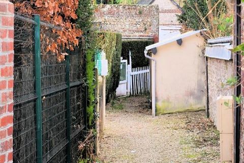 Your host: Retirees wishing to live in a family home in a particularly touristy region You will access this pleasant town house via a small pedestrian path of 50m. Paid parking nearby. (free parking available at the entrance to Étretat from Easter to...