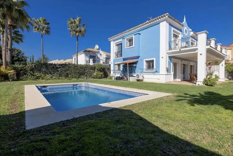 Villa - Chalet, La Duquesa, Costa del Sol. 4 Dormitorios, 3 Baños, Construidos 184 m², Terraza 53 m², Jardin/Terreno 700 m². Posición : Cerca de Golf, Cerca de Puerto, Cerca del Mar, Cerca de Ciudad, Cerca de Marina, Urbanización. Orientación : Sur. ...