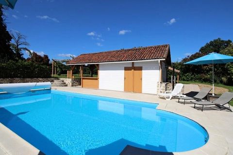 In einem Weiler am Stadtrand von Limoges, lange renoviertes Bauernhaus. darunter das Haus des Eigentümers, die Gîte „Saint Roch“ und die Gîte „Chabatz d'entrar“ (12 Personen mit SPA). Das Bauernhaus öffnet sich zu einem großen angelegten und schattig...