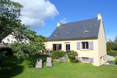 Gut ausgestattetes Ferienhaus mit komfortabel angelegtem Terrassenbereich in ruhiger Lage am Ria des Quillimadec. Auf den komfortablen Lounge-Gartenmöbeln können die einen herrlich entspannen, während die anderen den Grillabend vorbereiten. Innen bie...