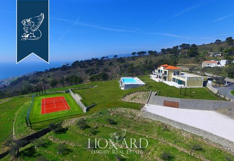 In posizione dominante, con un'eccezionale vista sul mare della Liguria, si trova questa villa di lusso in vendita vicino a Imperia. Moderna e perfettamente rifinita, la proprietà ha superficie interna di 800 mq dove ogni spazio è arredato con m...