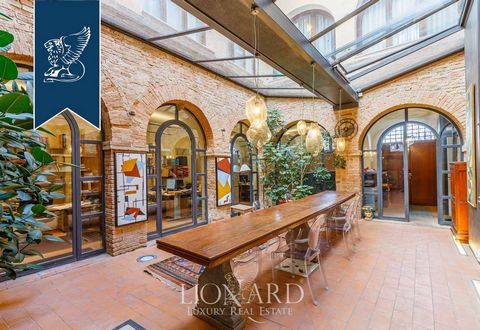 Prestigious apartment for sale in the tranquility and privacy of the green hills typical of the most authentic Tuscany. Located on the first floor and second of a magnificent elegant palace of the fifteenth century, elegantly renovated, enjoys a rema...