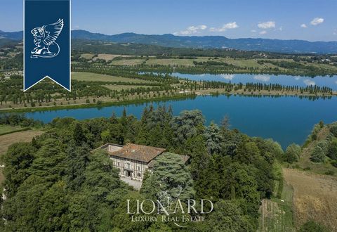 Incastonata nella verdeggiante campagna toscana, sul Lago Bilancino, in provincia di Firenze, sorge questa splendida villa storica in vendita. L'incantevole parco di otto ettari che circonda la lussuosa villa fu ridisegnata creando splendidi sen...