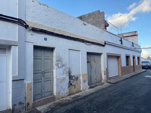 Â¡Unieke kans in Cardones! We presenteren dit charmante gelijkvloerse huis, gelegen op een bevoorrechte locatie, zeer dicht bij de kerk van de wijk. Het is een eengezinswoning die wordt verkocht als bouwgrond, ideaal voor degenen die hun huis vanaf n...