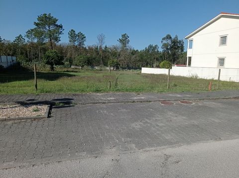 Perceel grond voor de bouw van een villa in Carriço met de mogelijkheid van maximaal 298m² bruto oppervlakte. Rustige plek, omgeven door groen en met alle infrastructuren. Dit land ligt op 1 minuut van de A17 en de EN 109, en op 10 minuten van het st...