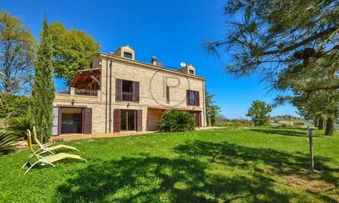 Tauchen Sie ein in ein ruhiges Landleben in diesem wunderschön restaurierten Bauernhaus in der Nähe von Lapedona. Dieses atemberaubende Haus bietet ca. 460 m² Wohnfläche auf drei Etagen und verfügt über 4 Schlafzimmer, 3 Badezimmer und einen 75 m² gr...