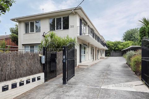 Laat u verwennen met een binnenplaats op het noorden en in alle rust wonen met dit klassieke beveiligingsappartement met één slaapkamer op de begane grond. Afgelegen aan de achterkant van het blok, is de zonovergoten binnenplaats aangelegd en klaar v...