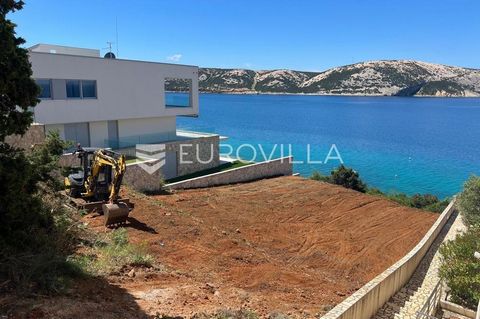 Pag, Novalja, building plot of 510 m2 is located in an attractive location, first row by the sea. Electricity and water are in the immediate vicinity. Due to its excellent position and proximity to the sea, this land is a unique opportunity on the re...