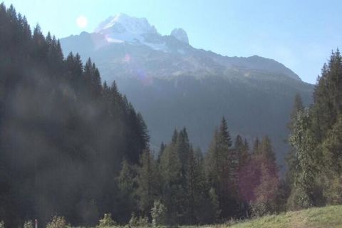 Rezydencja „Grand Roc”, 3 piętrowa. 350 m od centrum Argentière, 650 m od tras narciarskich. Infrastruktura rezydencji: winda. Zimą prosimy o zabranie łańcuchów śniegowych. Miejsce parkingowe. Sklep wielobranżowy 50 m, supermarket 500 m, centrum hand...