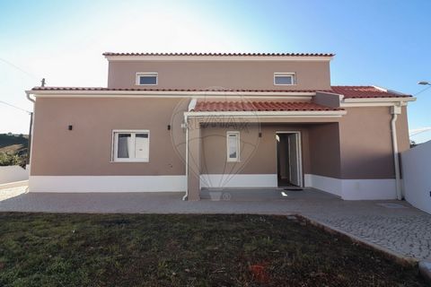 Excellent new villa with great finishes 45 minutes from Lisbon. This villa is located in an extremely quiet and pleasant area, in a very quiet and quiet location. It is a new villa with an extremely welcoming surrounding area, about 20 minutes from t...