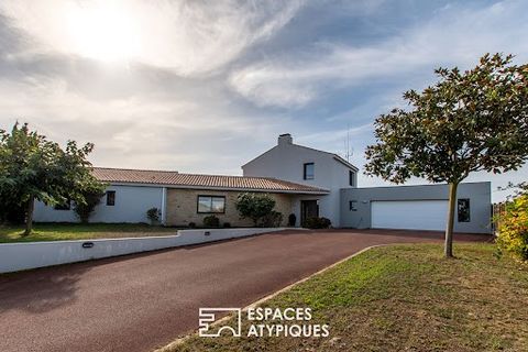 In the town of Givrand, this property with 236 m2 of living space is set on 1732 m2 of land. This contemporary house from 2008 is distinguished by its design around a large garden space, not overlooked and by generously sized living rooms. Large bay ...