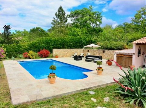 FAYENCE - Schönes traditionelles Haus mit Panoramablick auf die Berge, in hervorragendem Zustand, gebaut auf flachem Land von 3940 m², nicht übersehen, Wohngegend, ruhig. Es besteht im Erdgeschoss: ein Eingang, ein geräumiges Wohnzimmer von 51 m² mit...