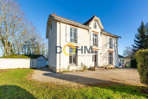 St André le gaz proche Gare l'agence DOHM immobiliervend une magnifique maison bourgeoise de 150 m2, pleine de cachet et nichée au cœur d’un parc arboré de 8329 m2. Rez-de-chaussée : Belle entrée élégante, Séjour lumineux et spacieux, Salon chaleureu...