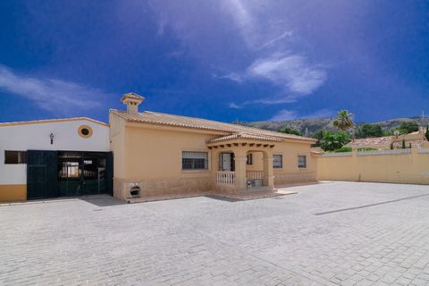 Wunderschöne Finca mit Häusern, Ställen, Stierkampfarena und Reithalle auf einem Grundstück von 7.700m2 im Albir. Die Hauptvilla dieser Finca besteht aus 4 Schlafzimmern und 3 Bädern, Wohn-Esszimmer und Küche. Das Haus verfügt über einen schönen Pool...