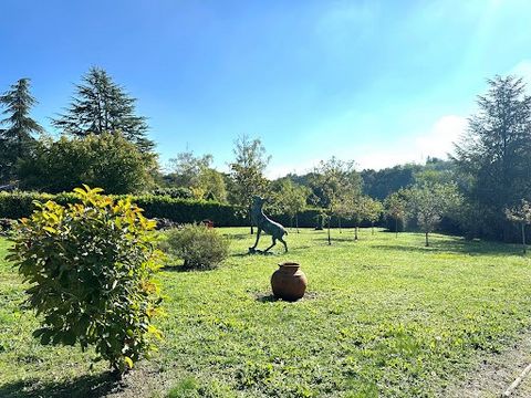 DOSSIER SUR DEMANDE SAINT-CYR-SUR-LOIRE PROPRIETE SUR UN PARC de 7100 m² DEMEURE TOURANGELLE Dans un quartier prisé de Saint-Cyr-Sur-Loire au sein d'un environnement idyllique tout en restant proche de Tours et au calme du tumulte de la ville, sur un...