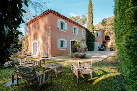 Located in the commune of Saint-Marc-Jaumegarde, just a few kilometers from Cour Mirabeau, in a sought-after area, beautiful Provençal house of 240 sqm set on a 1,089 sqm garden. Ground floor: spacious, bright living area with a veranda-style dining ...