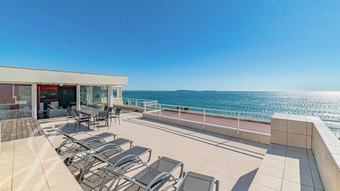 Einzigartige Gelegenheit, Penthouse direkt am Meer mit Panoramablick auf die Bucht von Cannes, vom Palm Beach bis zum Massif de l'Estérel. Diese Wohnung mit einer Wohnfläche von ca. 145 m² besteht aus einem Wohnzimmer mit amerikanischer Küche, einer ...