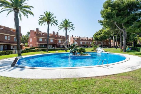 Lucas Fox Tarragona presents this elegant townhouse with a terrace, surrounded by Mediterranean forest and with exceptional common areas, including swimming pools and green areas for relaxation. Its unbeatable location provides easy access to the swi...