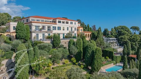 The apartment of 83 sq.m. of living space is situated in one of the best areas of Roquebrune-Cap-Martin , in an old Florentine palace - The Castle of the Sea - divided into limited number of apartments. It is locfated on the 2-nd and last floor with ...